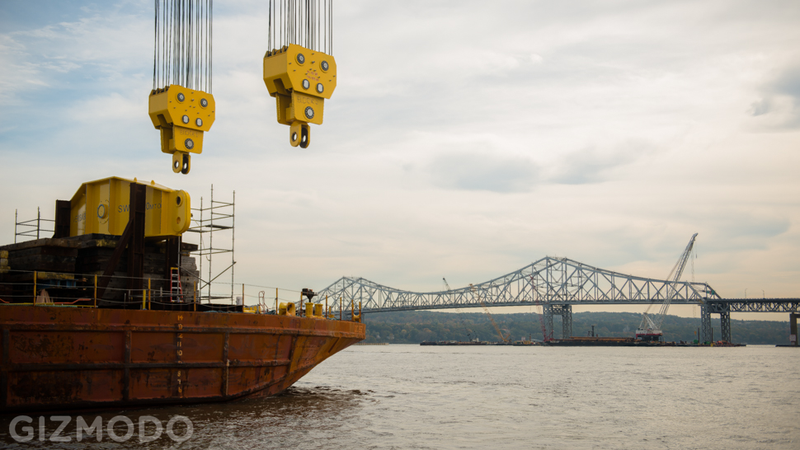 Illustration for article titled I Lift NY: Meet the Floating Super-Crane Building the Tappan Zee Bridge